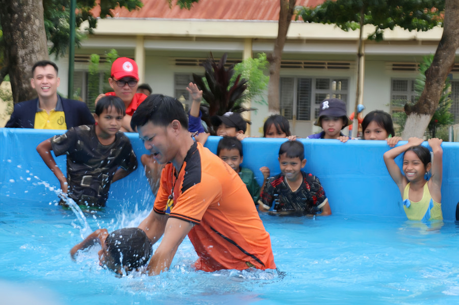 Thầy giáo của trường hướng dẫn học sinh kỹ năng bơi. Ảnh Đồng Lai thay-giao-day-boi-cua-truong-dang-huong-dan-hoc-sinh-ky-nang-xu-ly-tinh-huong-khi-o-duoi-nuoc-anh-dong-lai.jpg