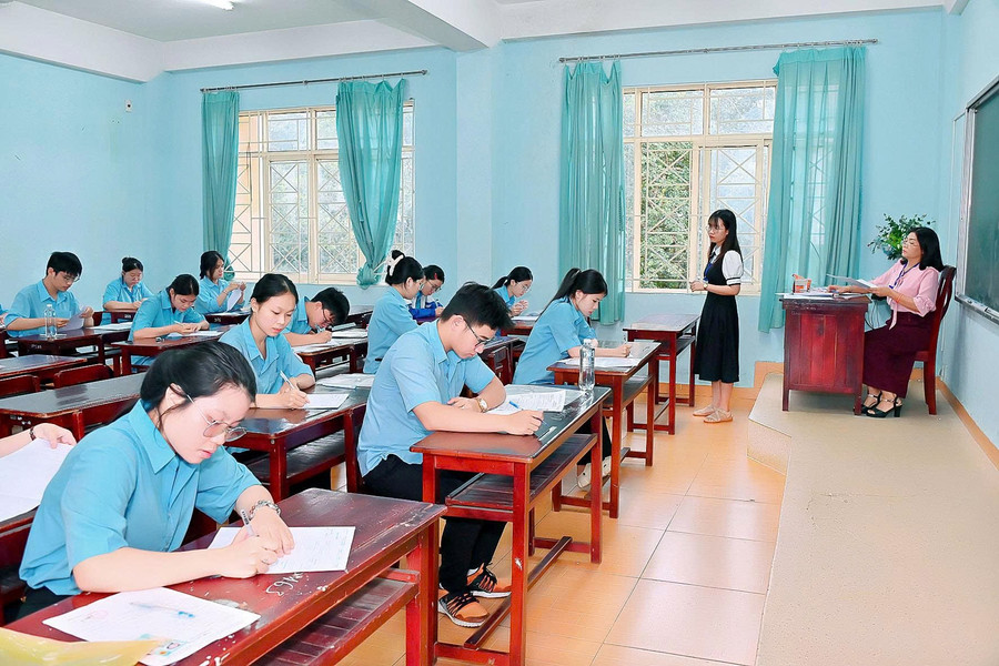 Kỳ thi diễn ra an toàn, nghiêm túc, đúng quy chế. Ảnh: Đ.T thi-sinh-dien-cac-thong-tin-can-thiet-truoc-gio-thi-mon-ngu-van-anh-duc-thuy.jpg