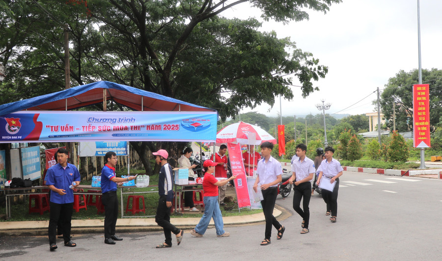 tinh-nguyen-vien-nhiet-tinh-tiep-suc-thi-sinh-diem-thi-so-39-truong-thcs-va-thpt-y-don-huyen-dak-po-buoc-vao-mon-thi-ngu-van-anh-ngoc-minh.jpg