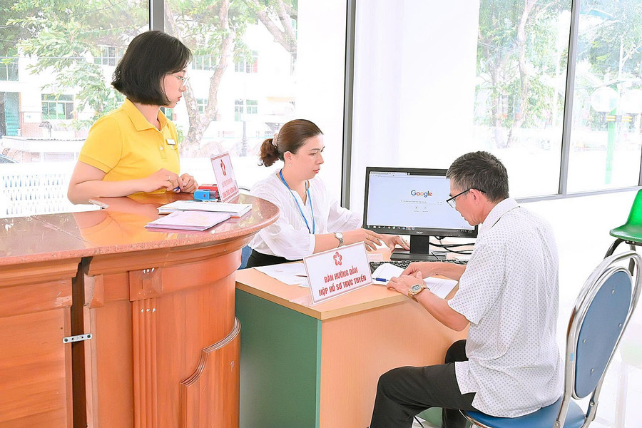 Các công chức hướng dẫn người dân làm thủ tục hành chính trực tuyến. Ảnh: Đ.T trung-tam-phuc-vu-hanh-chinh-cong-phuong-pleiku-co-khu-vuc-huong-dan-nguoi-dan-nop-ho-so-truc-tuyen-anh-duc-thuy.jpg
