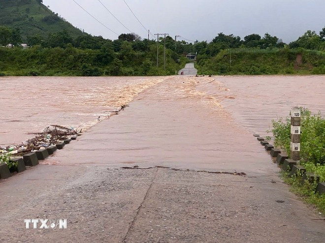 Mưa lớn do bão số 1 khiến cầu tràn tại Quảng Trị bị ngập sâu trong nước. (Ảnh: TTXVN phát) Mưa lớn do bão số 1 khiến cầu tràn tại Quảng Trị bị ngập sâu trong nước. (Ảnh: TTXVN phát)
