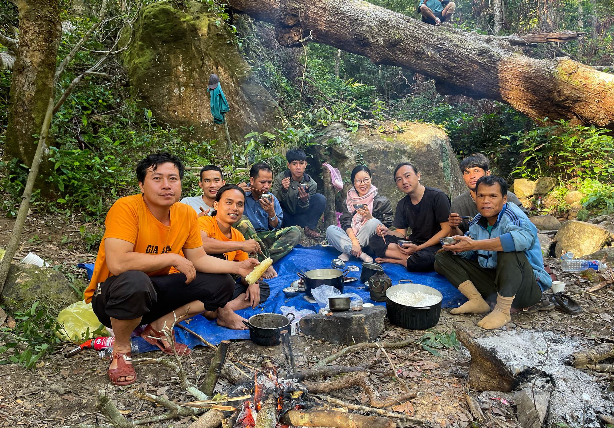 tu-nhung-dem-ngu-giua-man-suong-phu-cho-den-bua-com-voi-giua-lung-chung-nui-tinh-than-xe-dich-la-hanh-trang-khong-the-thieu-cua-nguoi-lam-bao-du-lich.jpg