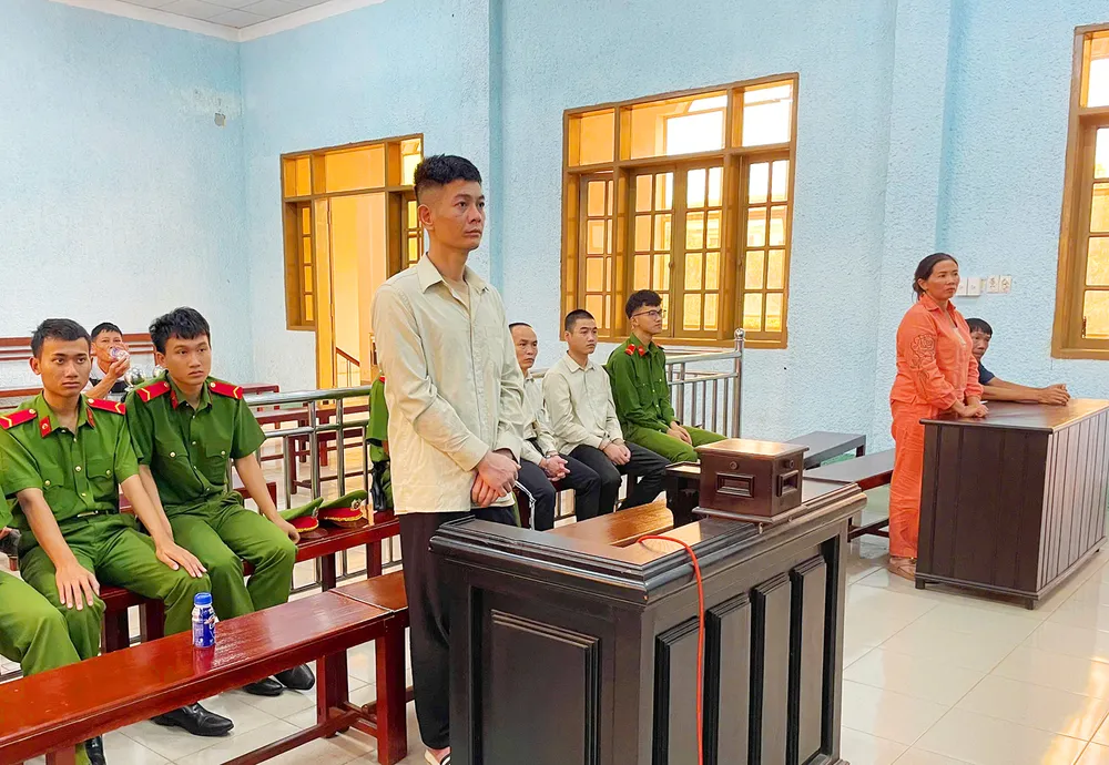 Bị cáo Nguyễn Phước Cường tại phiên tòa. Ảnh: VN TAND tỉnh Gia Lai đã tuyên hủy bản án sơ thẩm và trả hồ sơ vụ án xâm phạm chỗ ở người khác cho Viện KSND huyện Chư Păh điều tra lại. 1