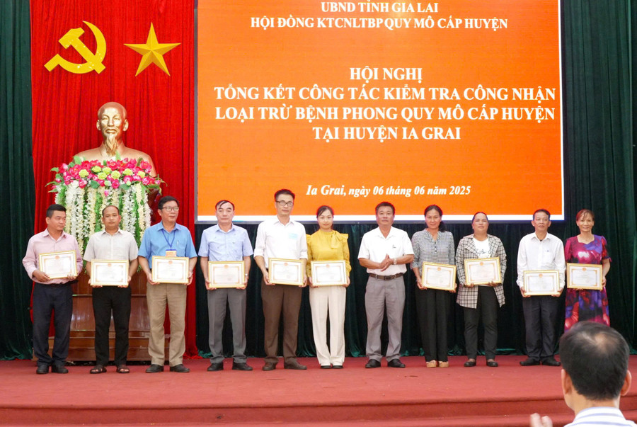 Nhân dịp này, UBND huyện Ia Grai đã khen thưởng cho 10 tập thể và 11 cá nhân đã đạt thành tích trong hoạt động phòng-chống bệnh phong trong toàn huyện. Ảnh: Hồng Quý z6678911815310-e2b3dfbdfc75bb83af458f54c14ea613.jpg