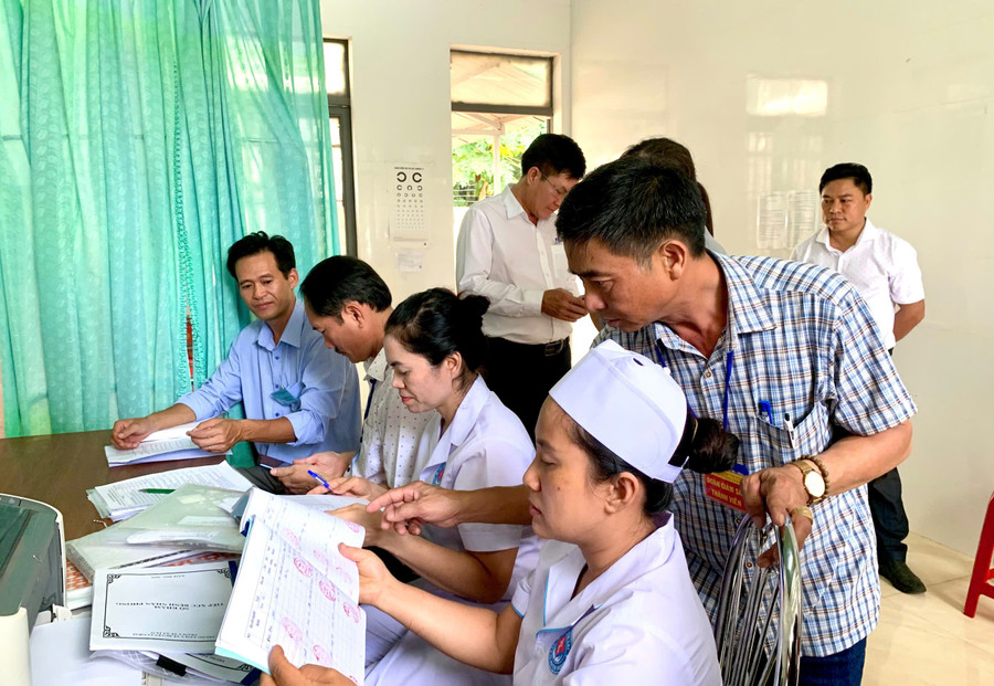 Đoàn kiểm tra công tác phòng-chống bệnh phong trên địa bàn huyện Ia Grai. Ảnh: Hồng Quý z6678913442171-e6bef48f2105670bf76671131a6cc20d.jpg