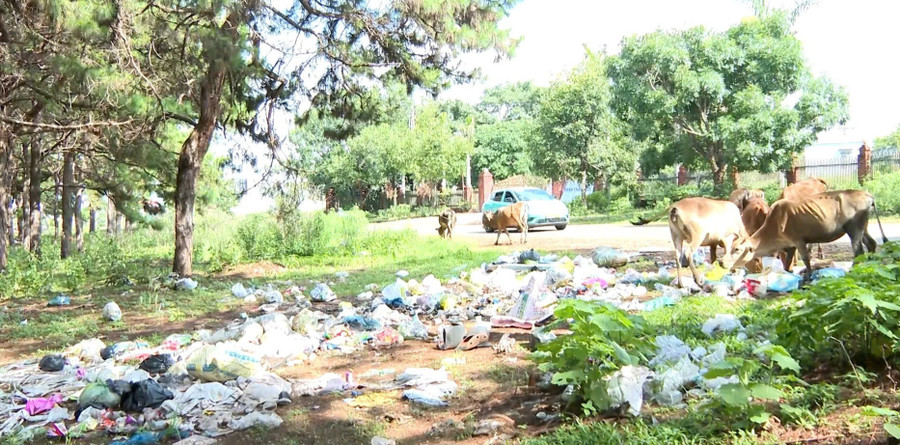 Rác thải các loại ngập tràn phía lề đường Trường Sa đối diện với làng Nhao 1. Ảnh: Hữu Lanh z6692932187469-ea1637df9766d7c753b60d9694a1d29f.jpg