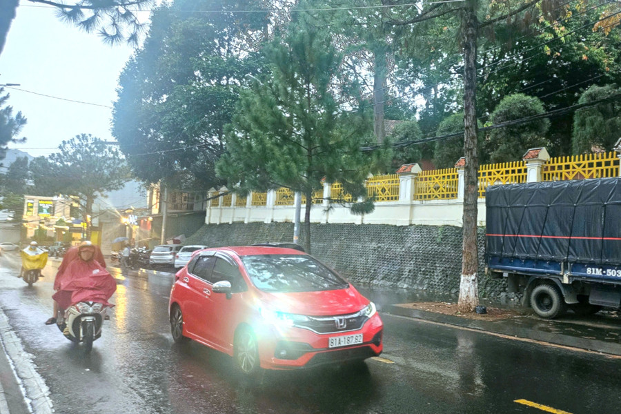 UBND tỉnh yêu cầu tuyệt đối không được lơ là, chủ quan, mất cảnh giác và không để xảy ra gián đoạn trong công tác chỉ đạo ứng phó thiên tai khi thực hiện sắp xếp lại đơn vị hành chính. Ảnh: M.T z6748382292628-a7f6534a7596889bd34852155d406b12.jpg
