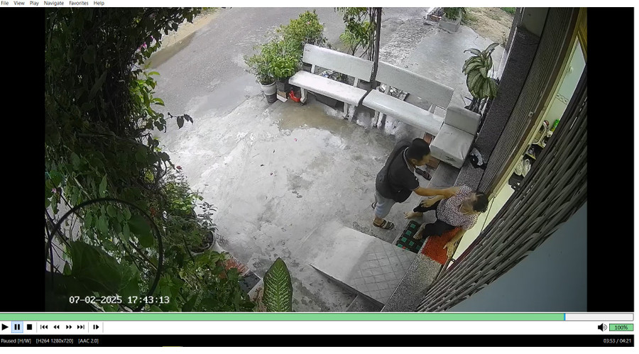 Bà Nga bị người đàn ông tát vào mặt và đe dọa (ảnh chụp từ clip). 1-902.png
