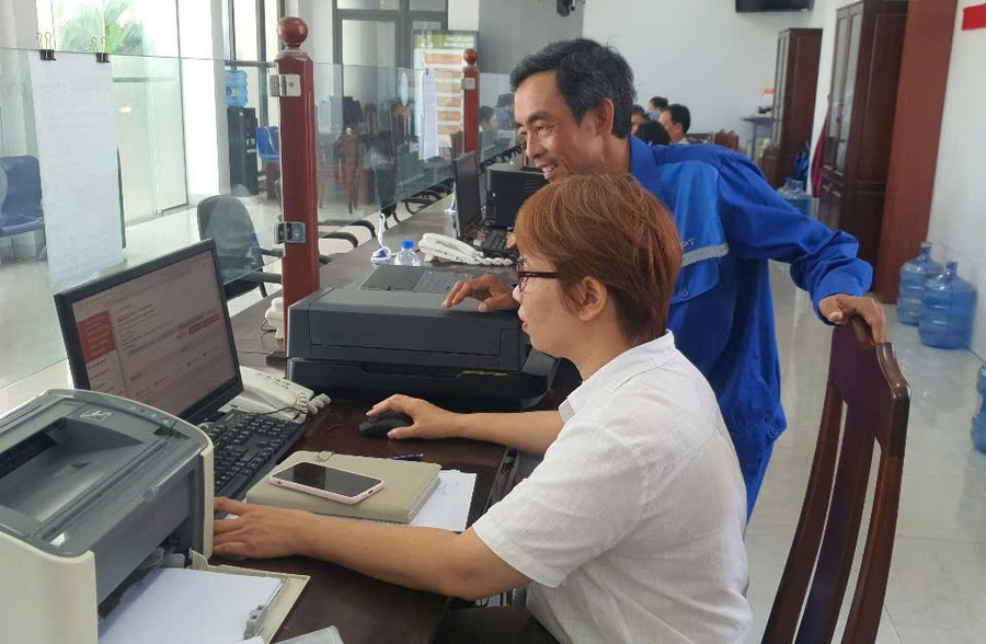 Kỹ thuật viên VNPT Bình Định hỗ trợ phường Bình Định (tỉnh Gia Lai) vận hành hệ thống VNPT iGate. Ảnh: A.N 1-vnpt.jpg