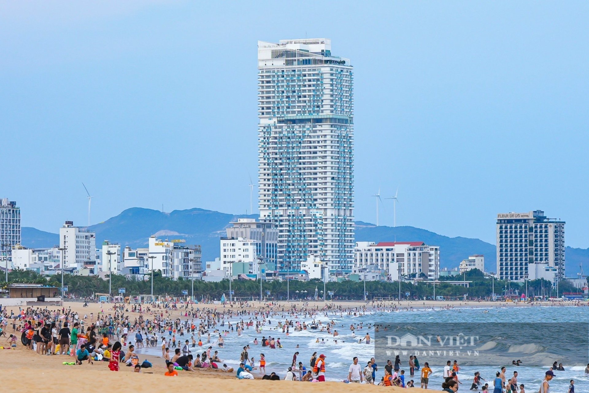 Biển Quy Nhơn là điểm đến xanh, sạch, được nhiều khách du lịch tìm đến. Ảnh: Dũng Nhân. 3