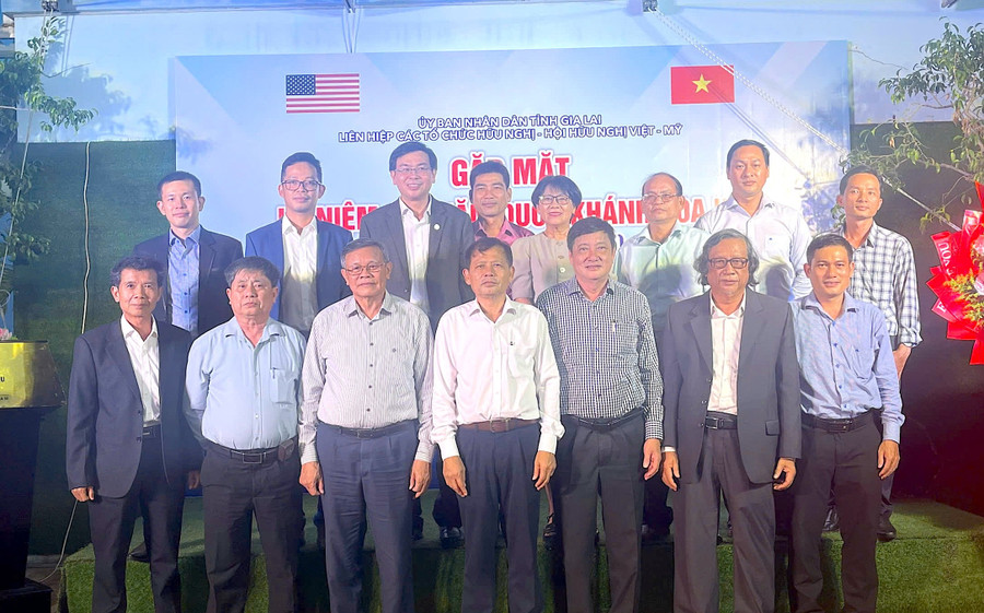 Hội viên Liên hiệp các tổ chức hữu nghị tỉnh và Hội Hữu nghị Việt-Mỹ chụp ảnh lưu niệm tại buổi gặp mặt. Ảnh: Hồ Điểm 2.jpg