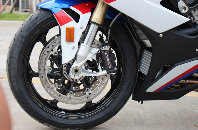Khả năng tăng tốc từ 0–100 km/h chỉ trong 3,2 giây – S 1000 RR sẵn sàng chinh phục mọi đường đua. Ảnh: S.T bmw-773.png
