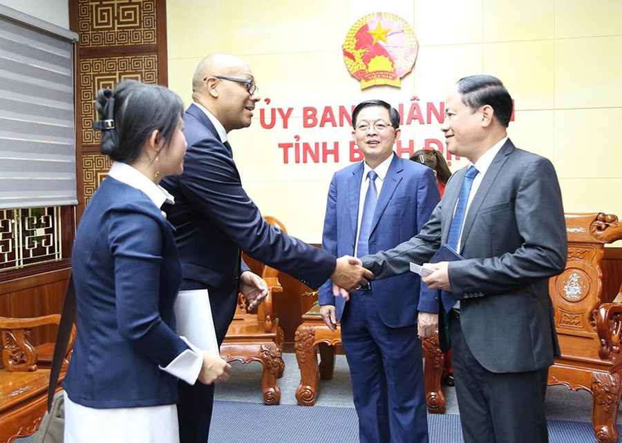 Lãnh đạo tỉnh đón tiếp các nhà đầu tư đến từ Cộng hòa Liên bang Đức. Ảnh: T.SỸ 1lay.jpg