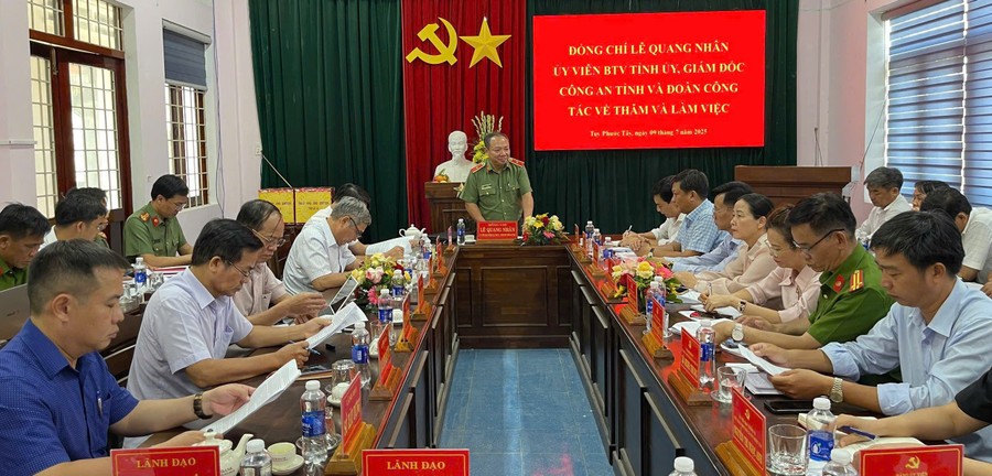 Thiếu tướng Lê Quang Nhân làm việc tại xã Tuy Phước Tây. Ảnh: Nhỹ Khang 5c1d4f696f77d9298066.jpg
