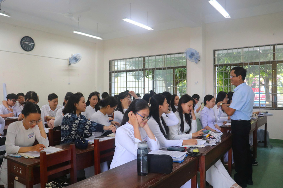 Một tiết học của học sinh Trường THPT chuyên Lê Quý Đôn. Ảnh: Hồ Thị Điểm a80515ba55a4e3fabab5.jpg