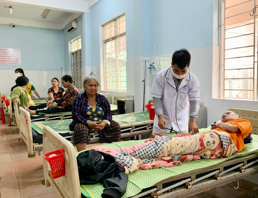 Bác sĩ khám bệnh cho người dân tại Trung tâm Y tế Đức Cơ. Ảnh: Như Nguyện bac-si-tham-kham-benh-cho-nguoi-dan-tai-trung-tam-y-te-duc-co-anh-nhu-nguyen.jpg