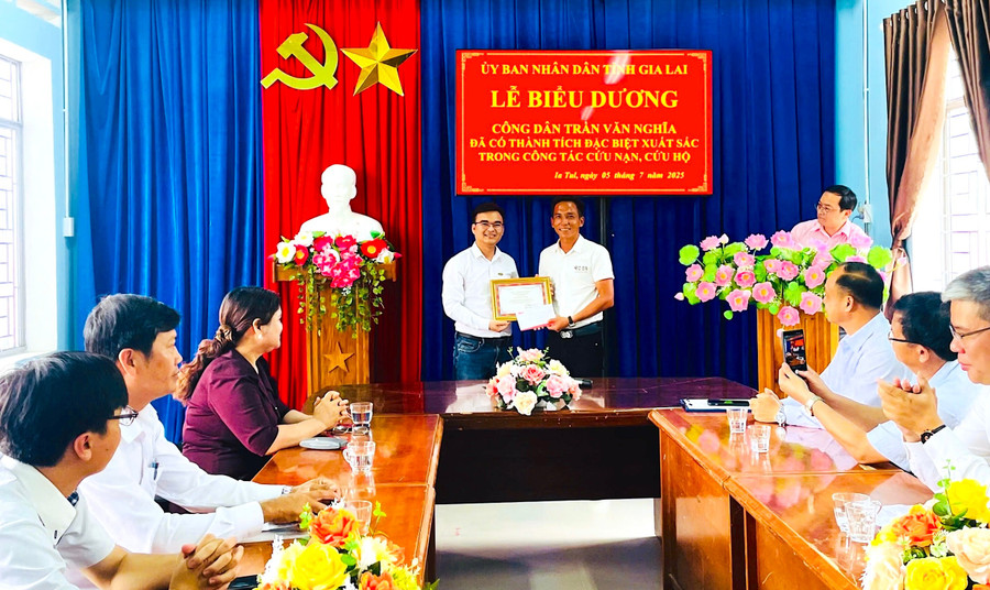 Anh Trần Văn Nghĩa (bìa phải) nhận danh hiệu “Bạn đồng hành quanh tôi” của Báo Tuổi trẻ. Ảnh: N.S bbt-bao-tuoi-tre-trao-danh-hieu-ban-dong-hanh-quanh-toi-de-ghi-nhan-hanh-dong-dung-cam-cua-anh-tran-van-nghia-8015.jpg