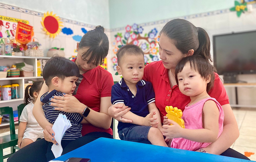 Việc Bộ GD-ĐT dự kiến tham mưu Chính phủ xếp lại bảng lương của một số chức danh nhà giáo nhằm bảo đảm mức sống của nhà giáo, giúp họ an tâm công tác. Ảnh minh họa: M.T cac-co-giao-truong-mam-non-hoa-hong-phuong-hoi-thuong-tp-pleiku-do-danh-tre-trong-ngay-dau-to-chuc-hoat-dong-giao-duc-he-anh-moc-tra.jpg