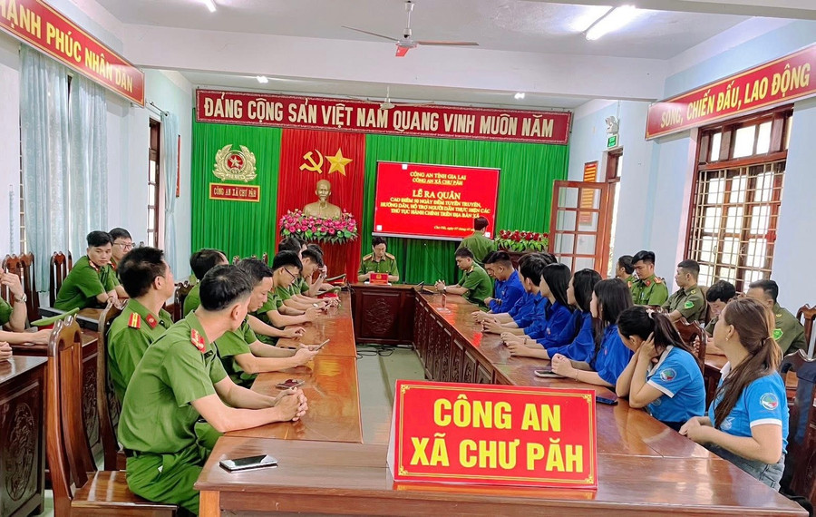 Công an xã Chư Păh đặt mục tiêu phấn đấu trên 80% công dân trên 14 tuổi đã cấp căn cước được định danh điện tử. Ảnh: Duy Hải cong-an-xa-chu-pah-dat-muc-tieu-phan-dau-tren-80-nguoi-tren-14-tuoi-da-cap-can-cuoc-duoc-dinh-danh-dien-tu-anh-duy-hai.jpg