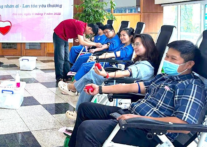 Đông đảo cán bộ, nhân viên y tế, người lao động Bệnh viện Đại học Y dược-Hoàng Anh Gia Lai tham gia hiến máu tình nguyện. Ảnh: H.N dong-dao-can-bo-nhan-vien-y-te-tham-gia-hmtn.jpg