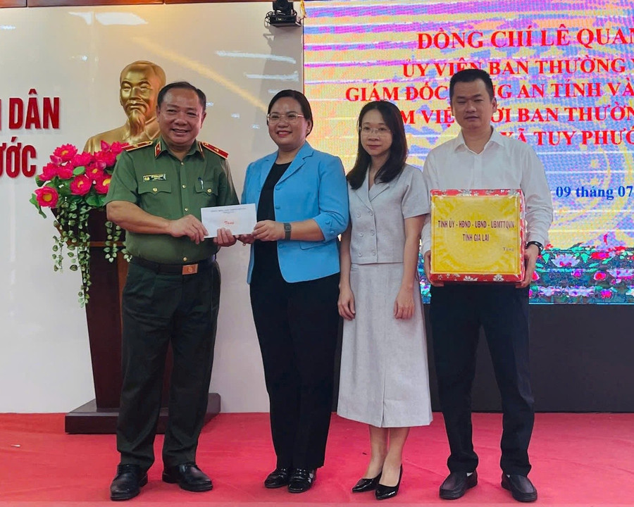 Thiếu tướng Lê Quang Nhân tặng quà động viên lãnh đạo xã Tuy Phước. Ảnh: Nhỹ Khang ebc63fcd1fd3a98df0c2.jpg