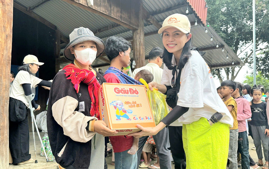 Chị Nguyễn Thái My-Trưởng nhóm tình nguyện Hành trình sẻ chia trao quà cho bà con. Ảnh: BTC img-20250706-112255.jpg