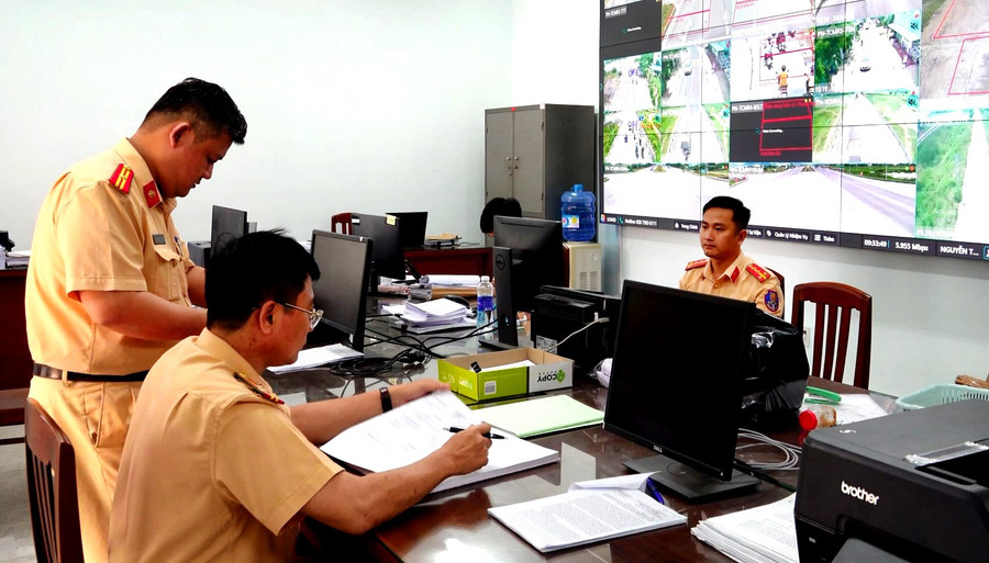 Lãnh đạo và CBCS phòng CSGT kiểm tra, đối chiếu thông tin, hình ảnh phương tiện vi phạm ATGT bị camera ghi lại. Ảnh: Minh Ngọc lanh-dao-va-cbcs-phong-csgt-kiem-tra-doi-chieu-thong-tin-hinh-anh-phuong-tien-vi-pham-atgt-bi-camera-ghi-lai.jpg