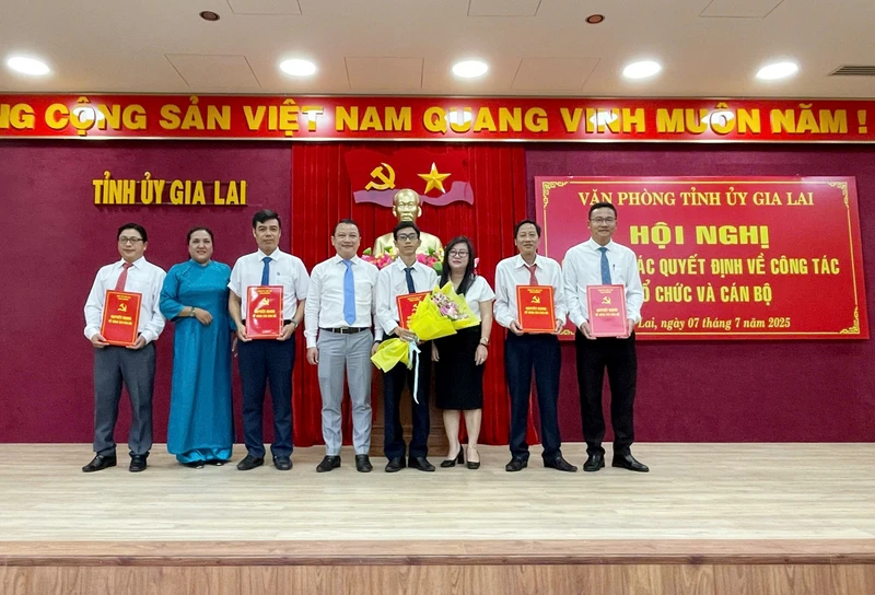 Lãnh đạo Văn phòng Tỉnh ủy trao quyết định cho Trưởng và các Phó Phòng Tổng hợp. Ảnh: Đăng Vũ
Lãnh đạo Văn phòng Tỉnh ủy trao quyết định cho Trưởng và các Phó Phòng Tổng hợp. Ảnh: Đăng Vũ