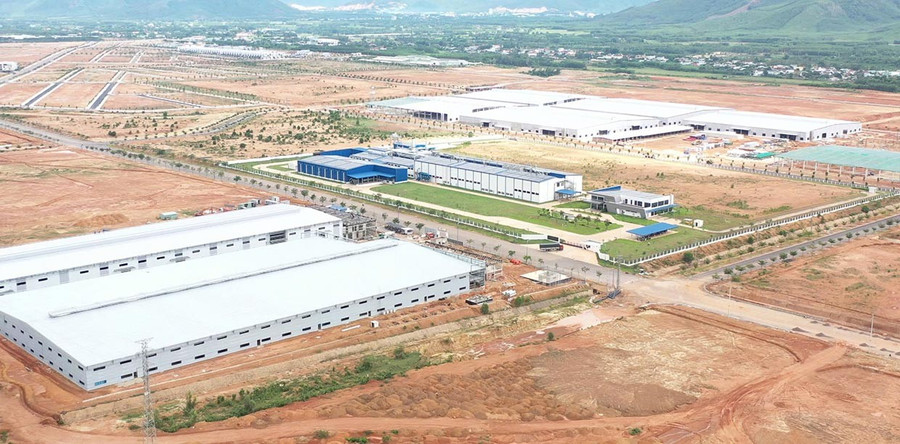 Nhiều DN đã triển khai xây dựng nhà máy tại KCN Becamex VSIP Bình Định. Ảnh: T.SỸ lay2.jpg