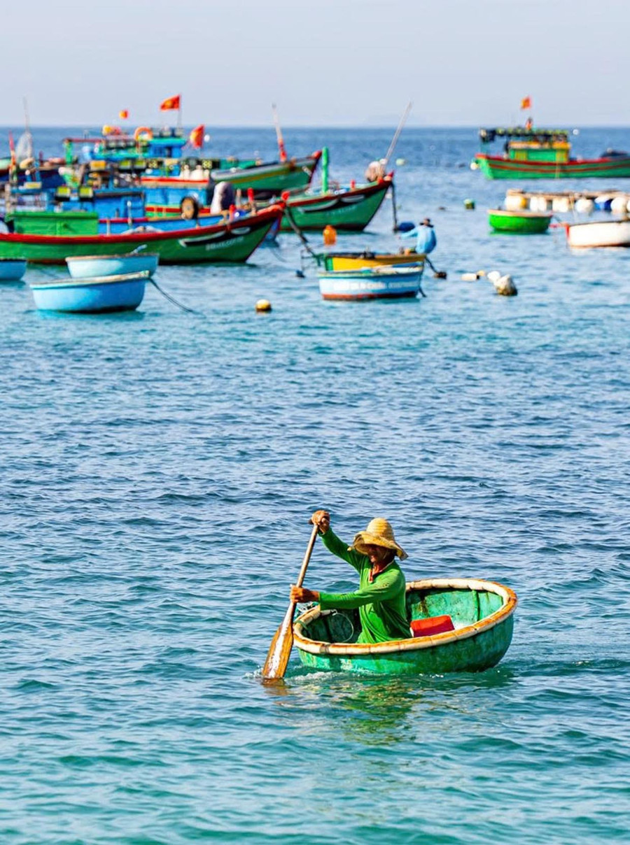 Ngư dân Nhơn Châu đánh bắt ven bờ. Ảnh: Dũng Nhân lay5-ngu-dan-nhon-chau-danh-bat-ven-bo.jpg