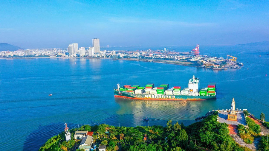 Tàu có trọng tải lớn vận chuyển hàng hóa từ Cảng Quy Nhơn đi các nước. Ảnh: Nguyễn Dũng lay5.jpg