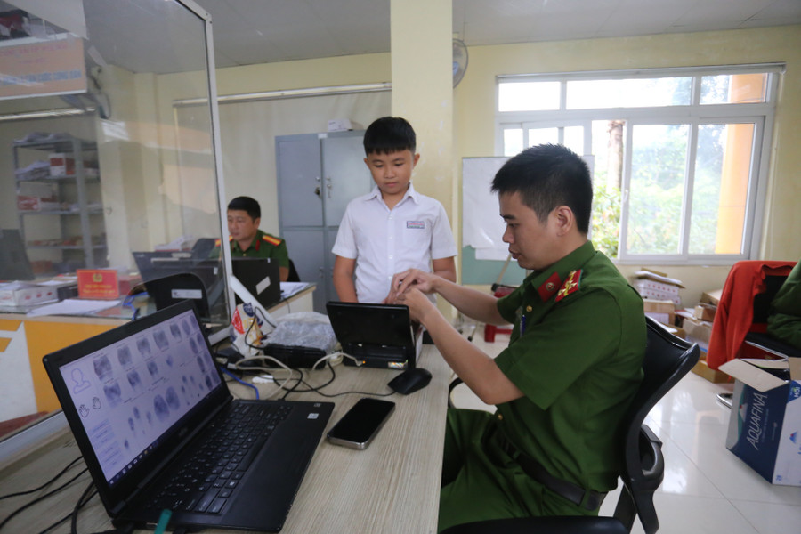 Nhiều trẻ em đến làm thủ tục cấp căn cước trong dịp hè. Ảnh: Văn Ngọc nhieu-tre-em-den-lam-thu-tuc-cap-can-cuoc-trong-dip-he-anh-van-ngoc.jpg