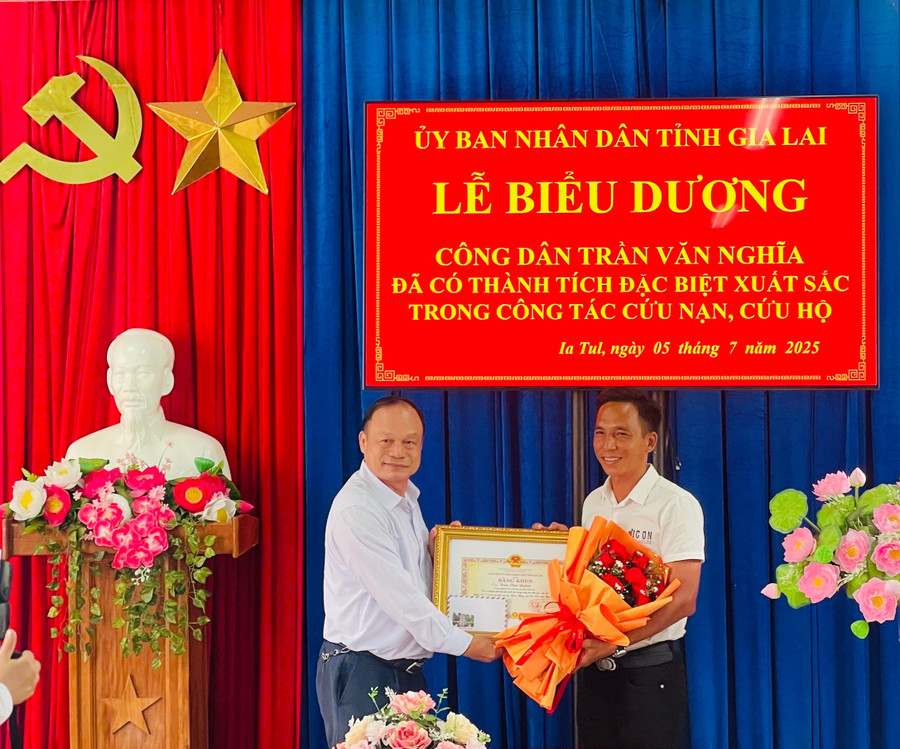 Phó Chủ tịch UBND tỉnh Dương Mah Tiệp (bìa trái) trao bằng khen của Chủ tịch UBND tỉnh cho anh Trần Văn Nghĩa. Ảnh: N.S pho-chu-tich-ubnd-tinh-gia-lai-duong-mah-tiep-trao-bang-khen-cua-chu-tich-ubnd-tinh-gia-lai-cho-anh-tran-van-nghia.jpg