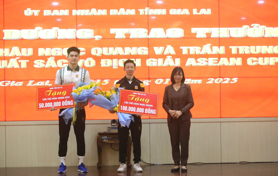 Thủ thành người Gia Lai Trần Trung Kiên (bìa trái) nhận bằng khen của Chủ tịch UBND tỉnh Gia Lai sau chức vô địch AFF Cup 2024. Ảnh: Văn Ngọc thu-thanh-nguoi-gia-lai-bia-trai-duoc-nhan-bang-khen-cua-chu-tich-ubnd-tinh-sau-chuc-vo-dich-aff-cup-2024-anh-van-ngoc.jpg