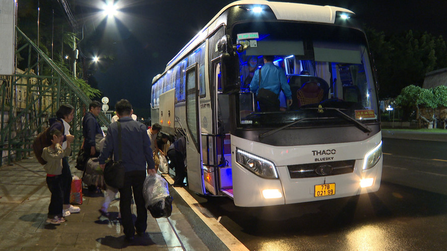xe-dua-don-gan-400-can-bo-cong-chuc-vien-chuc-nguoi-lao-dong-tu-phuong-pleiku-xuong-phuong-quy-nhon-lam-viec-anh-rpien.jpg