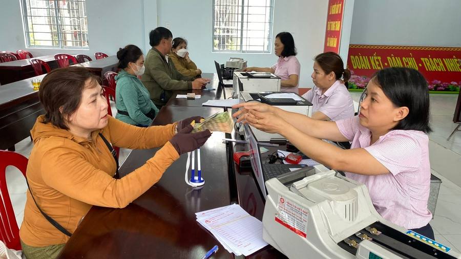 Tại phiên giao dịch, cán bộ Phòng Giao dịch Pleiku giải ngân nguồn vốn vay đến tận tay người dân. Ảnh: Sơn Ca z6783096253297-3b995b32d2bd12504af97c63df6e746e.jpg
