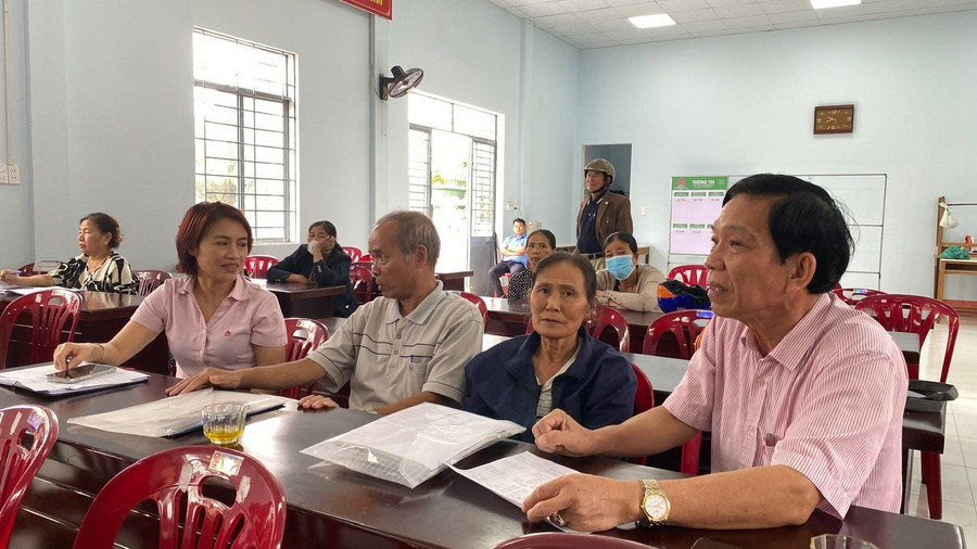 Đại diện lãnh đạo Chi nhánh Ngân hàng CSXH tỉnh Gia Lai (mới) và Phòng Giao dịch Pleiku kiểm tra tình hình hoạt động tại phiên giao dịch. Ảnh: Sơn Ca z6783104551405-58edfab2aa70447575633c2d16a40ab8.jpg
