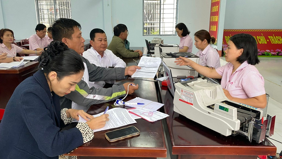 Người dân thực hiện các hoạt động giao dịch vay vốn, gửi tiết kiệm tại Điểm giao dịch Thống Nhất I. Ảnh: Sơn Ca z6783110009441-c1a690b999a9ff7e961442aaf3eeaf5f.jpg