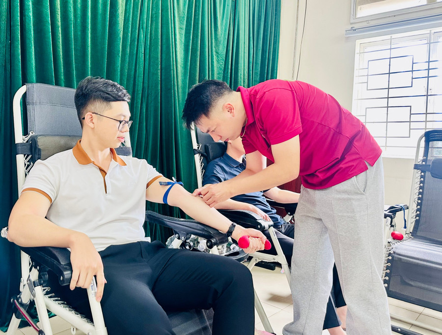 Buổi hiến máu tình nguyện tại Trung tâm Y tế Pleiku thu được 74 đơn vị máu an toàn, phục vụ nhu cầu máu cấp cứu và điều trị cho người bệnh. Ảnh: Như Nguyện z6787045491988-37e82264e8266528b856a3d4d6a9ea89.jpg