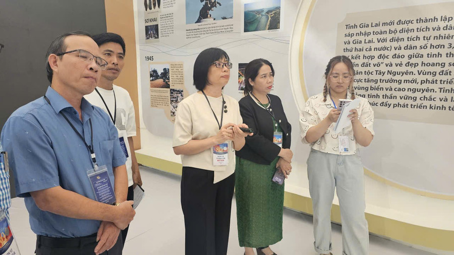 Phó Chủ tịch UBND tỉnh Nguyễn Thị Thanh Lịch (thứ 3 từ phải sang) kiểm tra không gian triển lãm của tỉnh Gia Lai. Ảnh: Đức Hải 1-7414.jpg