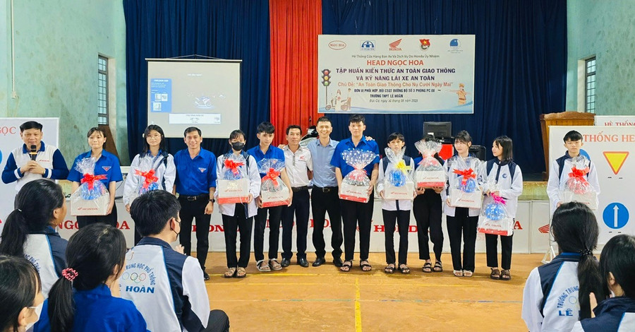 Head Ngọc Hoa đã trao tặng 10 suất quà cho học sinh có hoàn cảnh khó khăn đạt thành tích tốt trong học tập. Ảnh: Đ.Y 11113.jpg
