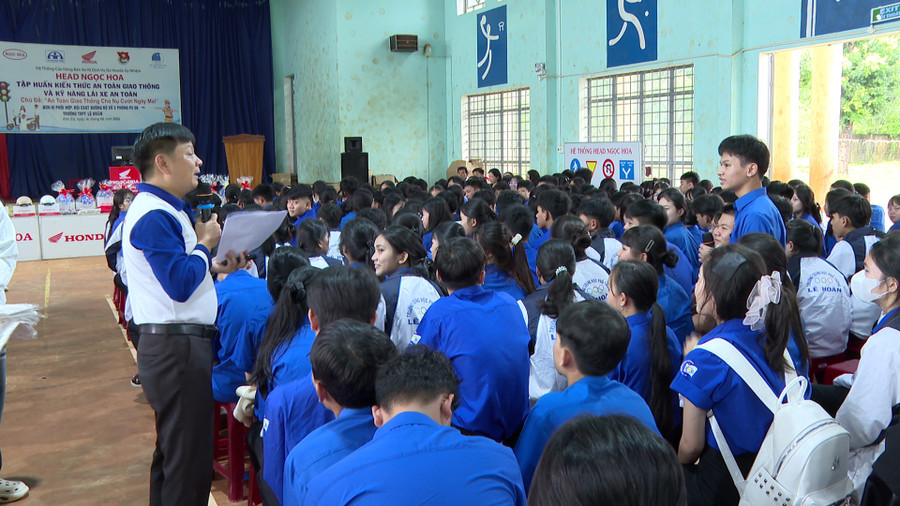 Với chủ đề "An toàn giao thông cho nụ cười ngày mai", các đơn vị đã phổ biến những nội dung quan trọng về Luật Giao thông đường bộ, các hành vi vi phạm thường gặp cùng mức xử phạt theo quy định hiện hành. Ảnh: Đ.Y 1114.png