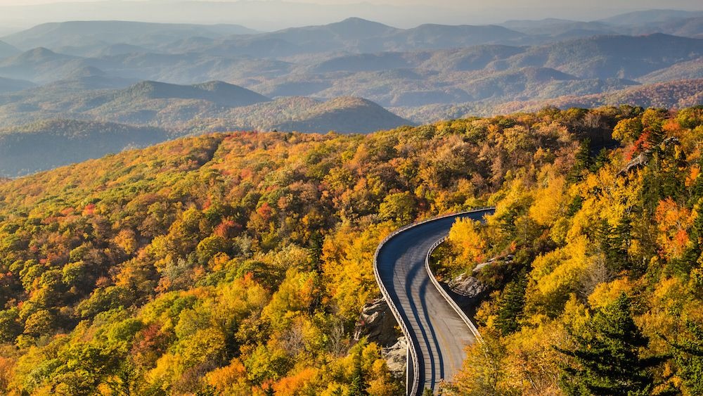 Ở Bờ Đông, đường Blue Ridge Parkway và đường Skyline là những cung đường núi đẹp nhất nước Mỹ. Tuyến đường này nối liền Công viên quốc gia Shenandoah ở Virginia với dãy núi Great Smoky ở Bắc Carolina. Hành trình dài 745 km này đặc biệt nổi tiếng với những tán lá mùa thu, khi rừng cây chuyển sang màu đỏ, vàng và cam. ẢNH: GETTY