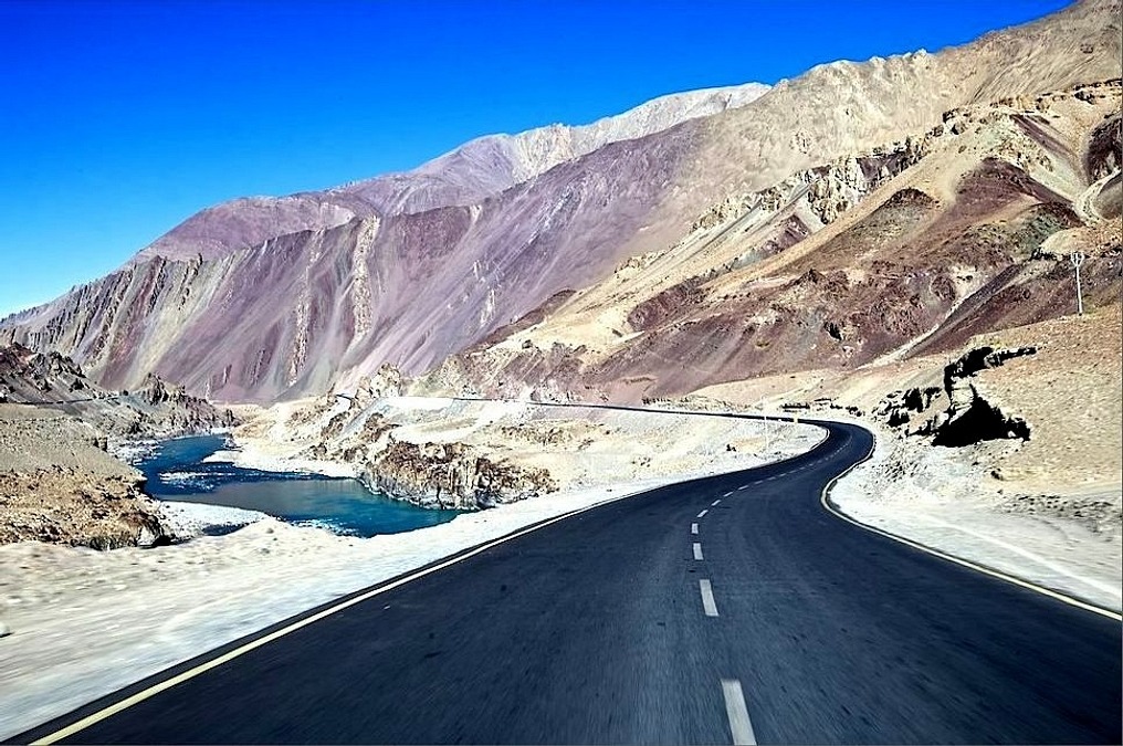 Đối với những người ưa mạo hiểm, cao tốc Manali-Leh và cao tốc Srinagar-Leh ở Ladakh, Ấn Độ là những tuyến đường trong danh sách cung đường phải đi. Chúng băng qua một số đèo cao nhất thế giới mà xe có thể đi được. Đường cao tốc leo lên độ cao trên 5.000 m, chỉ mở cửa từ cuối xuân đến đầu thu, vì tuyết phủ kín các đèo vào mùa đông. ẢNH: SWARAJYA