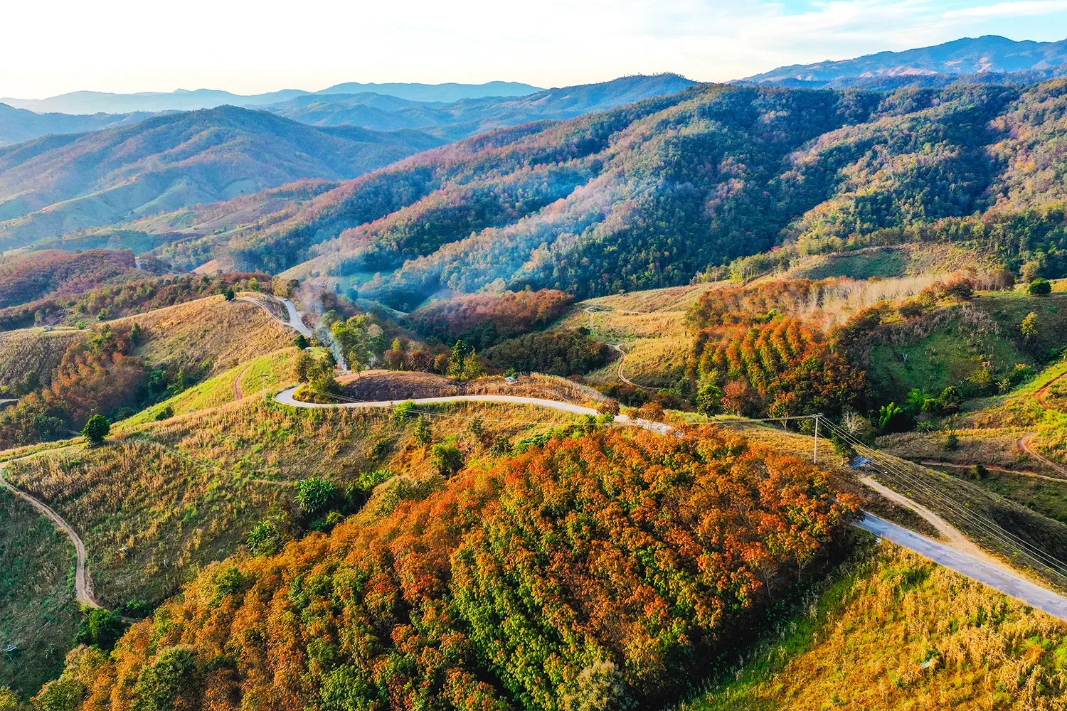 Ở miền bắc Thái Lan, tuyến đường vòng Mae Hong Son nổi tiếng dài 600 km từ Chiang Mai đi qua Pai, Mae Hong Son và Mae Sariang, bao gồm hàng ngàn khúc cua xuyên qua núi non, rừng rậm và làng mạc. ẢNH: MAE HONG SON HOLIDAYS