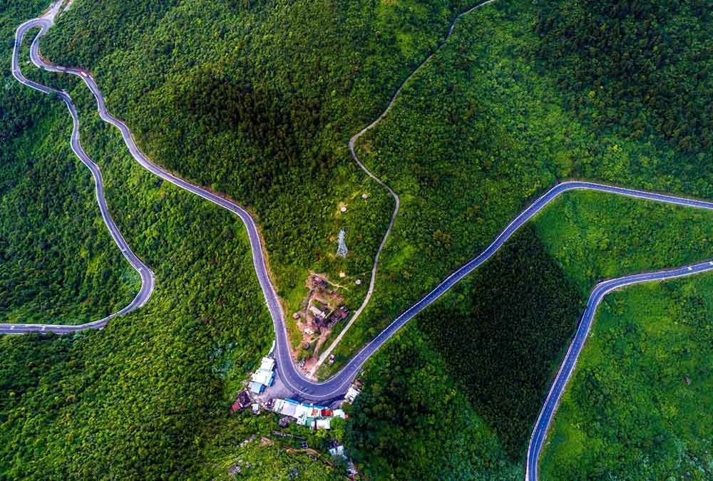 Cảnh đèo Hải Vân nhìn từ trên cao. ẢNH: CANVA
