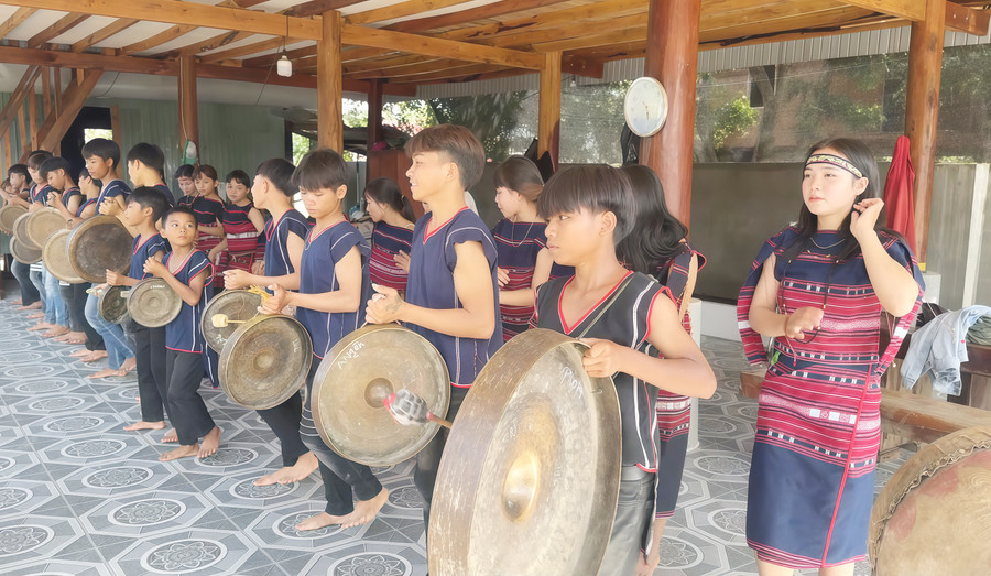 Đội cồng chiêng “nhí” làng Kươk (xã Sró, tỉnh Gia Lai) trong một buổi tập luyện. Ảnh: Minh Chí anh-1.jpg