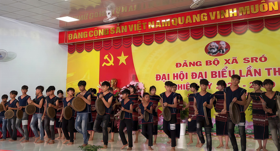 Đội cồng chiêng “nhí” làng Kươk biểu diễn tại Đại hội đại biểu Đảng bộ xã Sró lần thứ I, nhiệm kỳ 2025-2030. Ảnh: Minh Chí anh-3.jpg