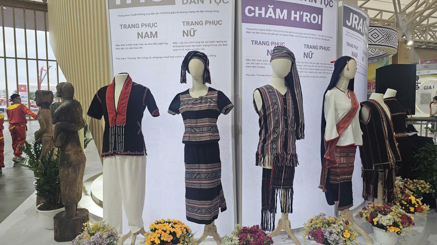 Trang phục của các dân tộc tỉnh Gia Lai được trưng bày tại không gian triển lãm. Ảnh: Đức Hải 5.jpg