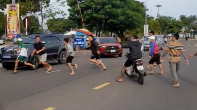 Cảnh rượt đuổi trên đường Xuân Diệu, cạnh quảng trường Nguyễn Tất Thành vào chiều 29-8. Ảnh chụp từ clip 9.jpg